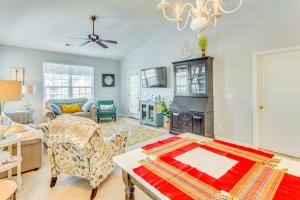 Χώρος καθιστικού στο Golf, Swim and Explore Sunset Beach Family Condo!