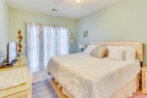 Ένα ή περισσότερα κρεβάτια σε δωμάτιο στο Golf, Swim and Explore Sunset Beach Family Condo! +23 φωτογραφίες