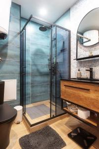 Phòng tắm tại Modern 1 Bedroom by the Gondola +20 ảnh