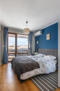 Giường trong phòng chung tại Modern 1 Bedroom by the Gondola