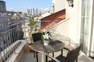 A balcony or terrace at Turkuaz Suites Bosphorus