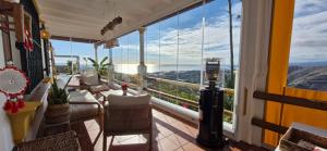 balkon z krzesłami i widokiem na góry w obiekcie Casa Nuestro Sueño, fantastic sea views w mieście Torrox