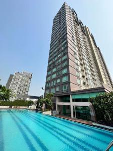Thonglor 2 Bed 2 Bath Penthouse 30 Floor BKK Skyline Viewの敷地内または近くにあるプール