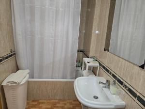A bathroom at Acogedoras Habitaciónes en Madrid Még 14 kép