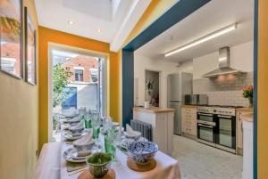 Kuchyň nebo kuchyňský kout v ubytování Monty House Saltburn by the Sea + 9 fotografií