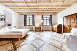 una camera da letto con un letto e un divano di Propstei Sankt Gerold a Blons