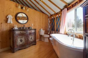 Foto dalla galleria di Jumping Juniper Ranch Yurt a Sisters