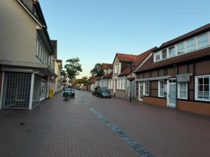 a cobblestone street in a town with buildings at Ferienwohnung Walsrode City in Walsrode