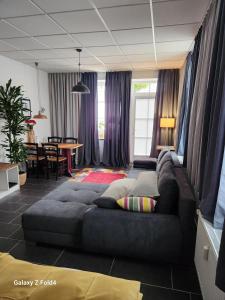a large couch in a living room with a table at Ferienwohnung Walsrode City in Walsrode