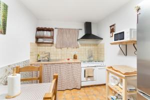 a small kitchen with a sink and a stove at Vivienda Vacacional Folillo in La Aldea de San Nicolas