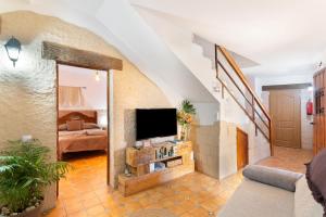 a living room with a tv and a couch at Vivienda Vacacional Folillo in La Aldea de San Nicolas