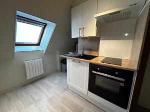 Η κουζίνα ή μικρή κουζίνα στο T2 central avec WIFI et parking gratuit à La Roche-Posay - FR-1-541-162 +2 φωτογραφίες