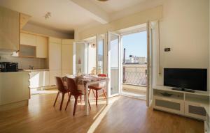 Una cocina y un comedor con mesa y sillas. en Beautiful Apartment In Genova With Wifi, en Génova 19 fotos más