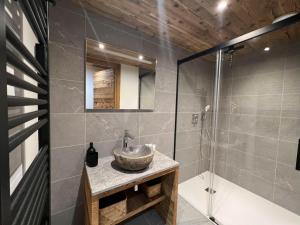 Koupelna v ubytování Appartement familial Les Gets - 3 ch, Wi-Fi, 8 pers, parking - FR-1-671-278