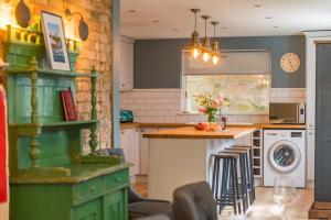 Kuchyň nebo kuchyňský kout v ubytování Sea to Sea by Keepers Cottages