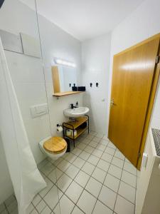 a bathroom with a toilet and a sink at Sonnige, zentralgelegene Wohnung in Pforzheim