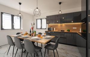 a dining room with a table and chairs in a kitchen at Gorgeous Home In Jursici With Wifi in Juršići