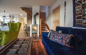 Χώρος καθιστικού στο 4 Bedroom Beautiful Home In Pierkunowo