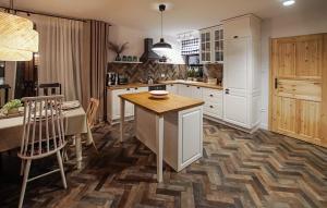 Η κουζίνα ή μικρή κουζίνα στο 4 Bedroom Beautiful Home In Pierkunowo