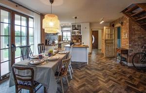 Η κουζίνα ή μικρή κουζίνα στο 4 Bedroom Beautiful Home In Pierkunowo