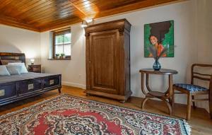 Ένα ή περισσότερα κρεβάτια σε δωμάτιο στο 4 Bedroom Beautiful Home In Pierkunowo