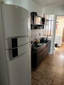 una cucina con frigorifero bianco in una camera di Quarto Moinhos de Vento a Porto Alegre