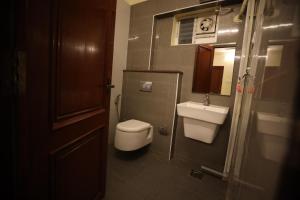 ein kleines Badezimmer mit Toilette und Waschbecken in der Unterkunft A.R Residency in Chennai