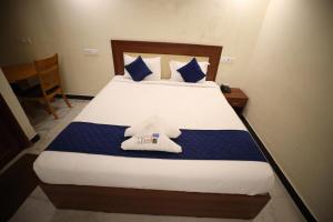 ein Schlafzimmer mit einem Bett mit zwei Handtüchern darauf in der Unterkunft A.R Residency in Chennai