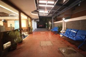 Ein Sitzbereich in der Unterkunft A.R Residency