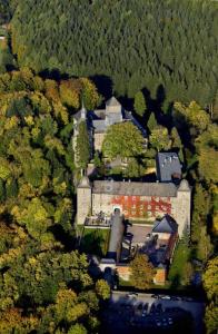 Letecký snímek ubytování Hotel und Restaurant Burg Schnellenberg