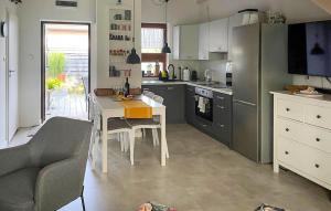Η κουζίνα ή μικρή κουζίνα στο Lovely Home In Pogorzelica With Wifi