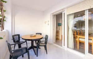 ein Esszimmer mit Tisch und Stühlen in der Unterkunft Beautiful Apartment In San Javier in San Javier + 17 Fotos