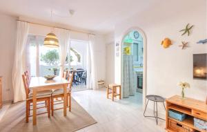 eine Küche und ein Esszimmer mit Tisch und Stühlen in der Unterkunft Beautiful Apartment In San Javier in San Javier