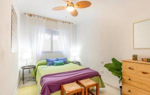 ein Schlafzimmer mit einem Bett und einem Deckenventilator in der Unterkunft Beautiful Apartment In San Javier in San Javier