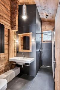 Ένα μπάνιο στο Top-notch Gstaad Chalet with supreme interior