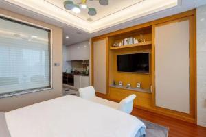 TV a/nebo společenská místnost v ubytování 柃居 B&B - Suzhou Center Apartment