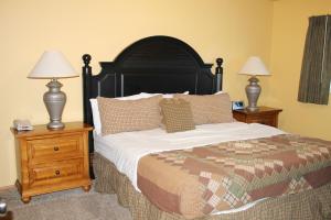 Un dormitorio con una cama grande y dos mesitas de noche. en 2 Bedroom Duck Lake Condo, #107, en Eagle River