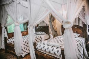Postel nebo postele na pokoji v ubytování Selous Kinga Lodge