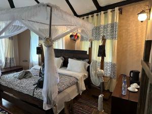 Postel nebo postele na pokoji v ubytování Selous Kinga Lodge