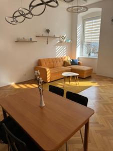 a living room with a table and a couch at V centru Znojma s vybavením pro děti a garáží pro kola in Znojmo