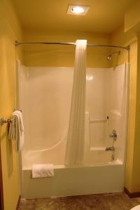 La salle de bains est pourvue d'une baignoire avec rideau de douche. dans l'établissement Duck Lake two Bedroom Condo at Wild Eagle Lodge, 111, à Eagle River