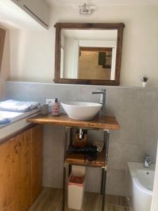 A bathroom at L'angolo nascosto