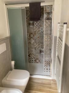 A bathroom at L'angolo nascosto