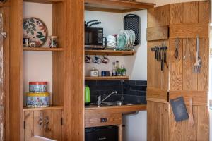 约克8lacksmith's Shop的配有木制橱柜和水槽的厨房 更多7张照片