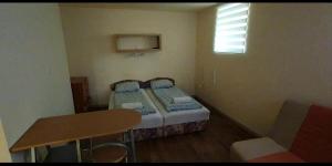 Postel nebo postele na pokoji v ubytování Pozsonyifirst privat rooms Margit bridge