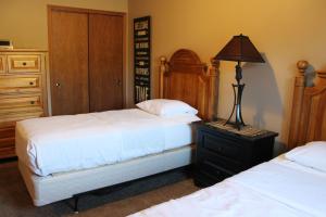 1 dormitorio con 2 camas y una lámpara en un tocador en 2 bedroom accessible condo #112 Wild Eagle Lodge, en Eagle River