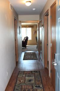 un pasillo de una casa con una alfombra en el suelo en 2 bedroom accessible condo #112 Wild Eagle Lodge, en Eagle River