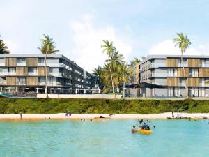 un gruppo di persone in acqua vicino a una spiaggia di Porto Alto Resort - GAV a Porto De Galinhas