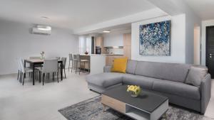 Et opholdsområde på Royal Rose Apartment