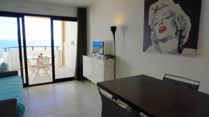 Televízia a/alebo spoločenská miestnosť v ubytovaní Appartement 753, 4 personnes, vue mer By Palmazur